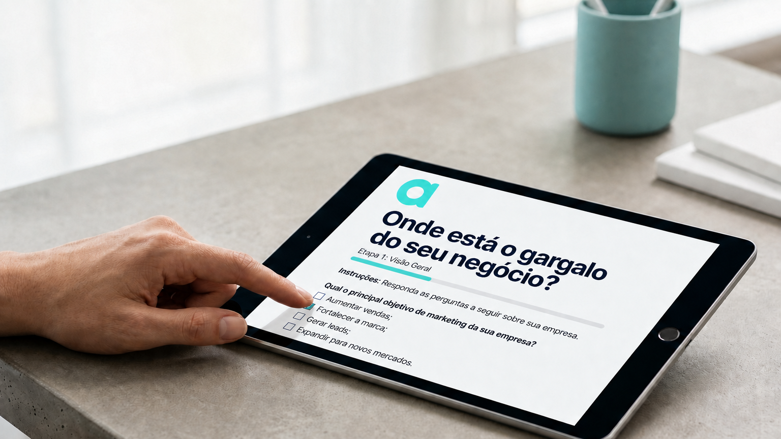 Mãos respondendo o questionário de Diagnóstico Estratégico em um tablet, com a pergunta sobre o gargalo do negócio